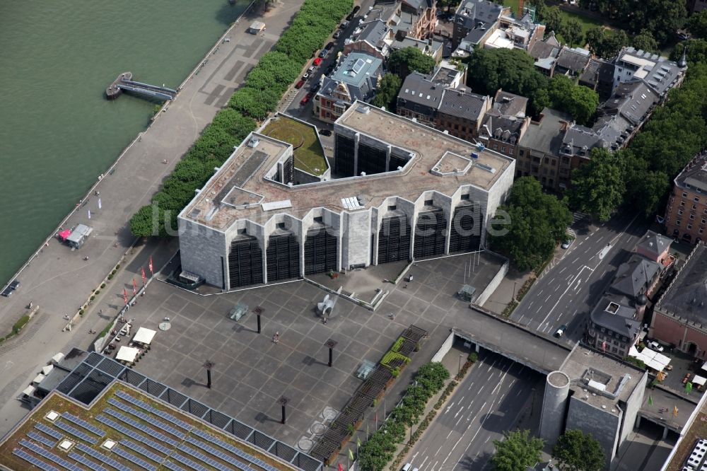 Luftaufnahme Mainz - Gebäude des Rathaus am Rheinufer in Mainz im Bundesland Rheinland-Pfalz