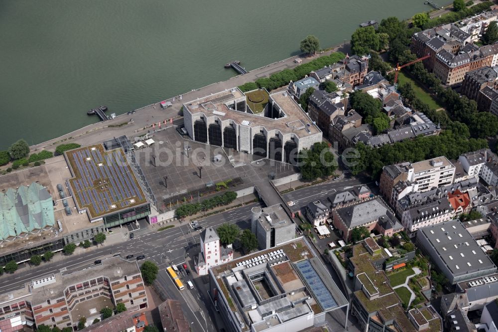 Mainz von oben - Gebäude des Rathaus am Rheinufer in Mainz im Bundesland Rheinland-Pfalz