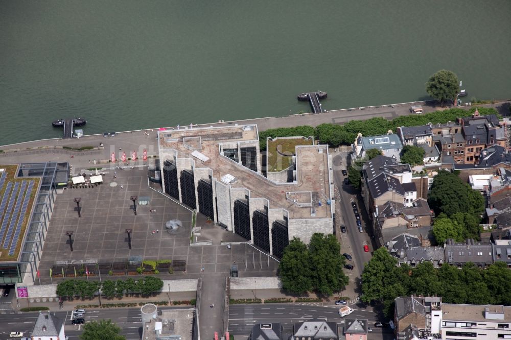 Mainz aus der Vogelperspektive: Gebäude des Rathaus am Rheinufer in Mainz im Bundesland Rheinland-Pfalz