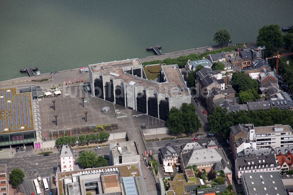 Mainz aus der Vogelperspektive: Gebäude des Rathaus am Rheinufer in Mainz im Bundesland Rheinland-Pfalz