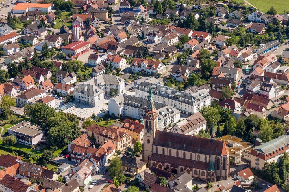 Luftaufnahme Sinzheim - Gebäude des Rathaus, Sparkasse und Kirche St. Martin am Marktplatz in Sinzheim im Bundesland Baden-Württemberg, Deutschland