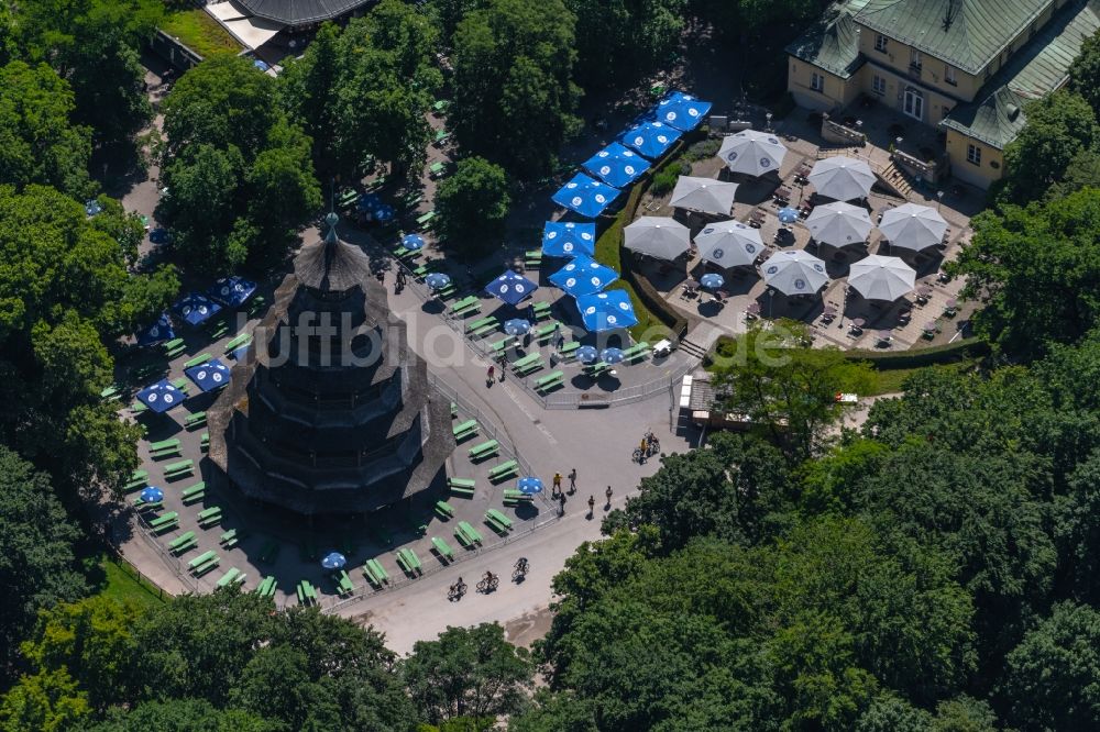 München aus der Vogelperspektive: Gebäude des Restaurant am Chinesischer Turm im Englischen Garten in München im Bundesland Bayern, Deutschland