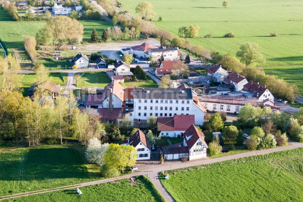 Luftbild Offenbach an der Queich - Gebäude des Restaurant Fuchsmühle und Tanzlokal Datscha im Ortsteil Neumühle in Offenbach an der Queich im Bundesland Rheinland-Pfalz, Deutschland