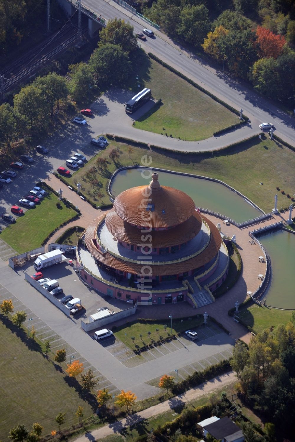 Luftaufnahme Hohen Neuendorf - Gebäude des Restaurant Himmelspagode in Hohen Neuendorf im Bundesland Brandenburg