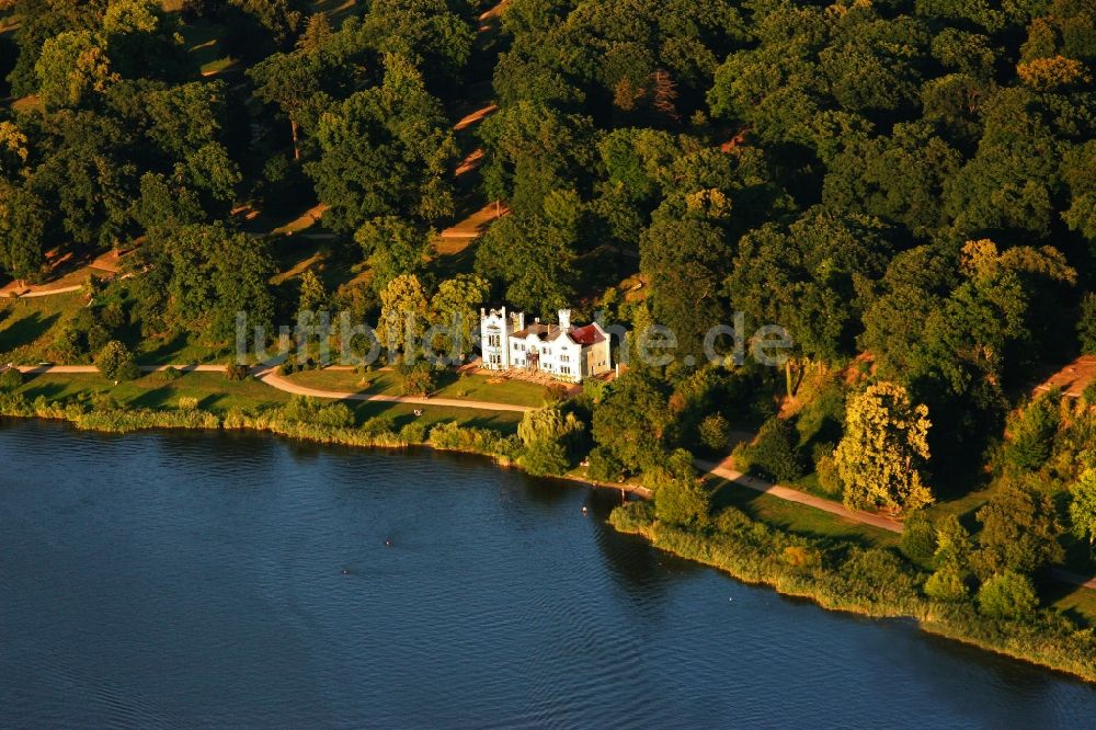 Potsdam aus der Vogelperspektive: Gebäude des Restaurant Kleines Schloss Babelsberg im Ortsteil Babelsberg in Potsdam im Bundesland Brandenburg, Deutschland