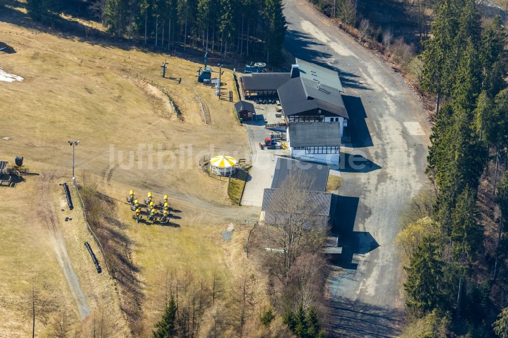 Schmallenberg aus der Vogelperspektive: Gebäude des Restaurant an der Talstation am Hunaulift in Schmallenberg im Bundesland Nordrhein-Westfalen, Deutschland