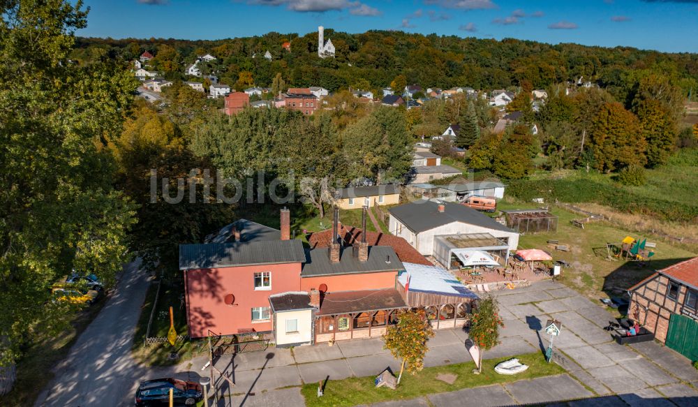 Luftbild Lietzow - Gebäude des Restaurant Traditionsräucherei Lietzow in Lietzow im Bundesland Mecklenburg-Vorpommern, Deutschland