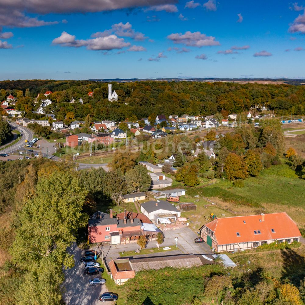 Lietzow aus der Vogelperspektive: Gebäude des Restaurant Traditionsräucherei Lietzow in Lietzow im Bundesland Mecklenburg-Vorpommern, Deutschland