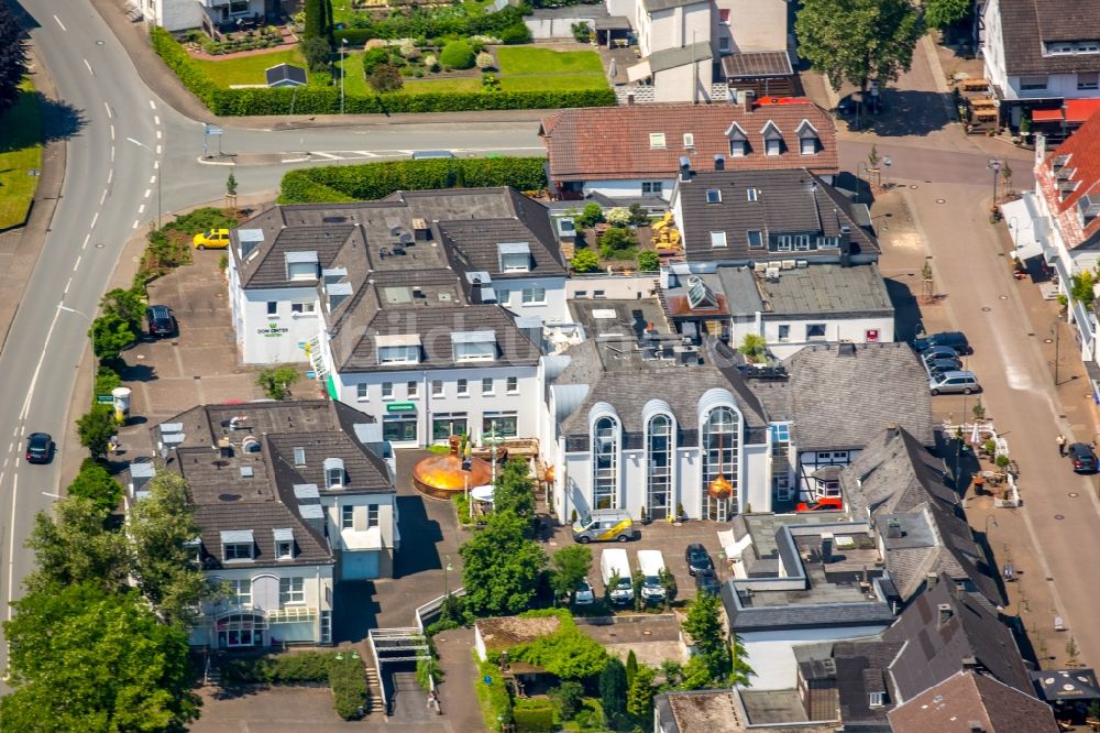 Luftaufnahme Warstein - Gebäude des Restaurant Warsteiner Brauhaus - Domschänke und Sudhaus in Warstein im Bundesland Nordrhein-Westfalen