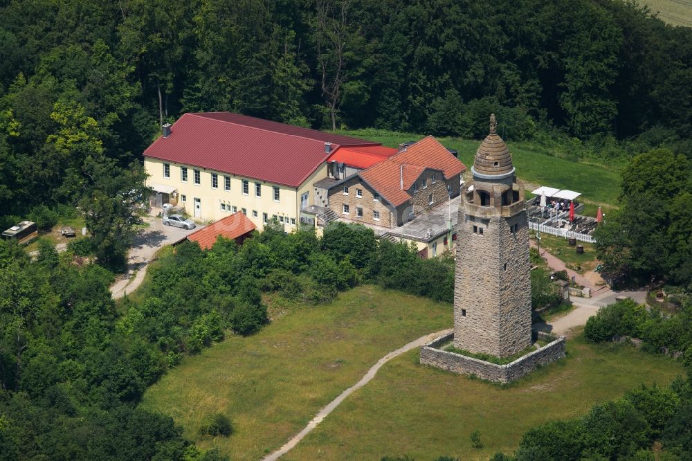 Luftaufnahme Bad Kissingen - Gebäude des Restaurant der Wittelsbacher Turm Bräu GmbH neben dem Wittelsbacher Turm in Bad Kissingen im Bundesland Bayern, Deutschland