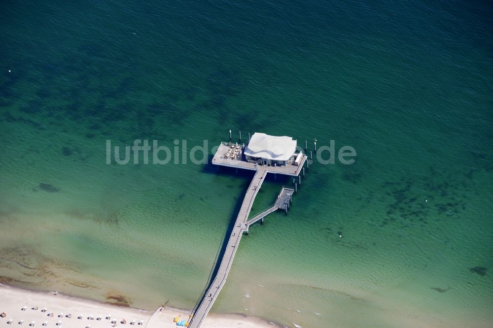 Luftaufnahme Timmendorfer Strand - Gebäude des Restaurant Wolkenlos auf Stelzen am Strand der Ostsee in Timmendorfer Strand im Bundesland Schleswig-Holstein