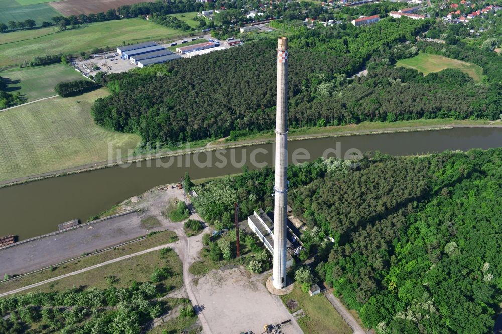 Luftaufnahme Genthin - Gebäude- Reste der Ruine des alten Heizkraftwerk- Turmes und Industrieschornsteins am Elbe-Havel-Kanal in Genthin im Bundesland Sachsen-Anhalt