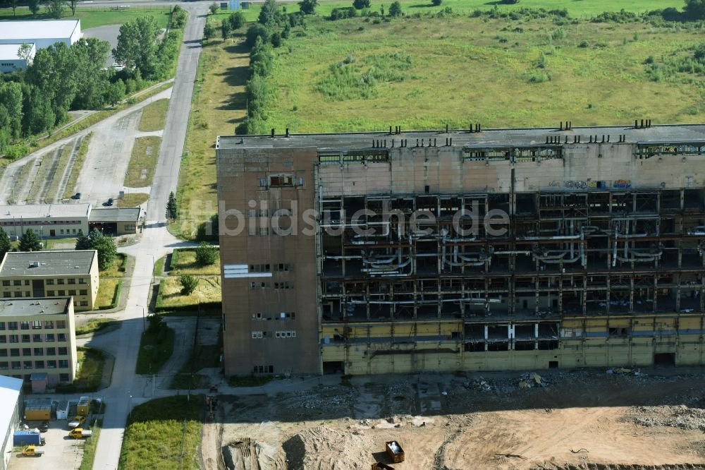 Luftaufnahme Espenhain - Gebäude- Reste der Ruine des HKW Heizkraftwerkes und Kohlekraftwerkes in Espenhain im Bundesland Sachsen