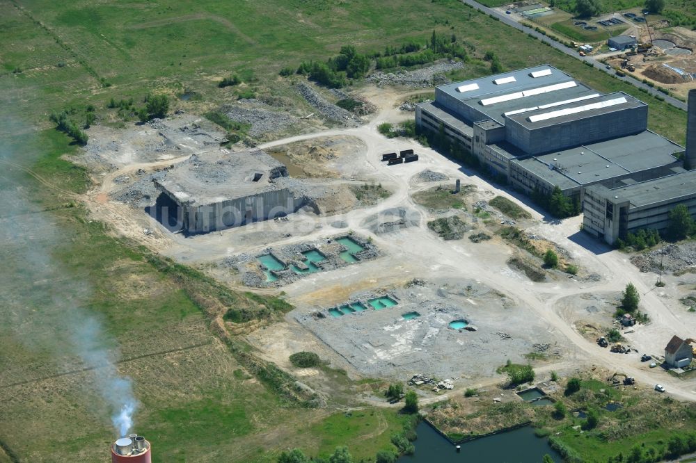 Luftaufnahme Arneburg - Gebäude- Reste der Ruine der Reaktorblöcke und Anlagen des AKW - KKW Kernkraftwerk in Arneburg nordöstlich von Stendal im Bundesland Sachsen-Anhalt