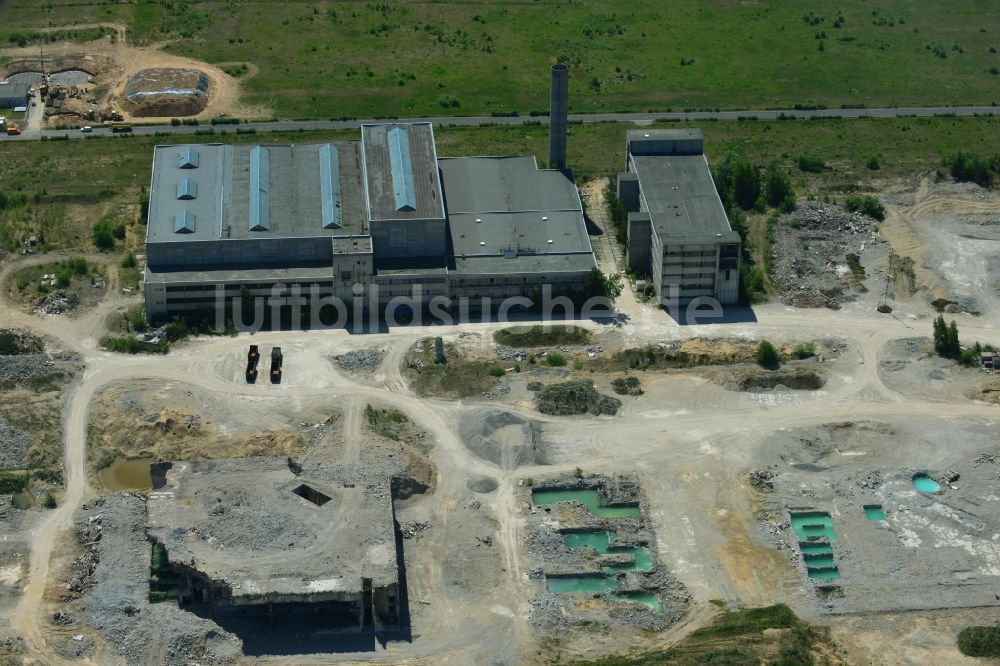 Arneburg aus der Vogelperspektive: Gebäude- Reste der Ruine der Reaktorblöcke und Anlagen des AKW - KKW Kernkraftwerk in Arneburg nordöstlich von Stendal im Bundesland Sachsen-Anhalt