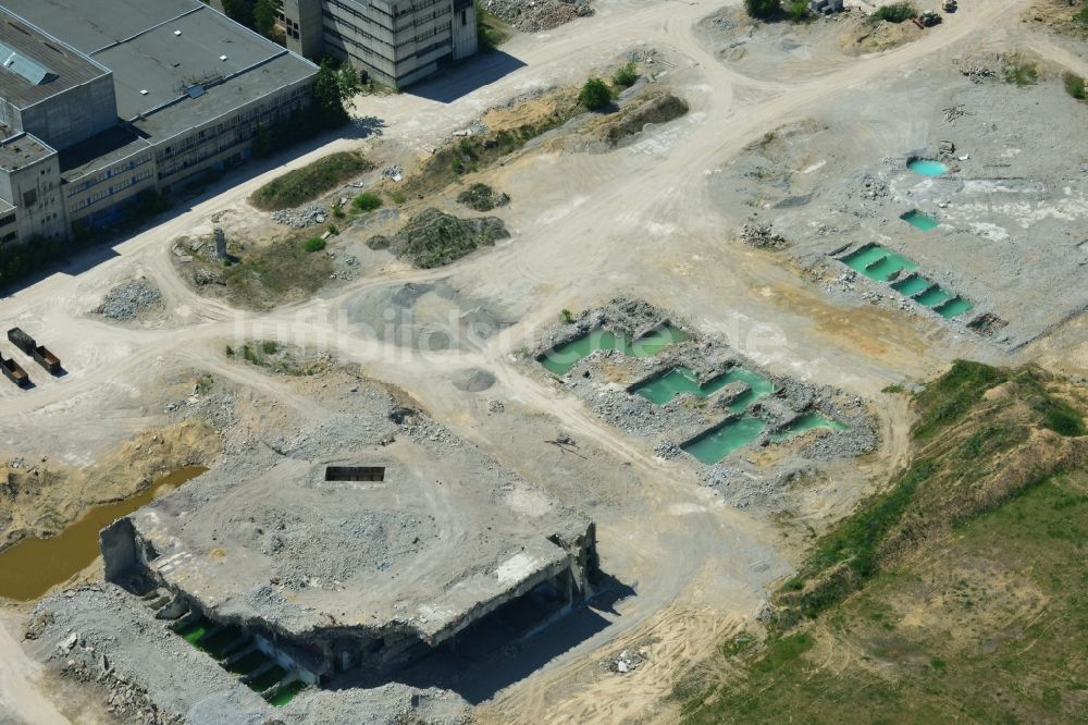 Arneburg aus der Vogelperspektive: Gebäude- Reste der Ruine der Reaktorblöcke und Anlagen des AKW - KKW Kernkraftwerk in Arneburg nordöstlich von Stendal im Bundesland Sachsen-Anhalt