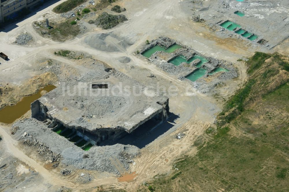 Luftbild Arneburg - Gebäude- Reste der Ruine der Reaktorblöcke und Anlagen des AKW - KKW Kernkraftwerk in Arneburg nordöstlich von Stendal im Bundesland Sachsen-Anhalt