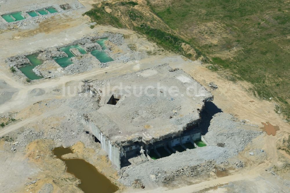 Luftbild Arneburg - Gebäude- Reste der Ruine der Reaktorblöcke und Anlagen des AKW - KKW Kernkraftwerk in Arneburg nordöstlich von Stendal im Bundesland Sachsen-Anhalt