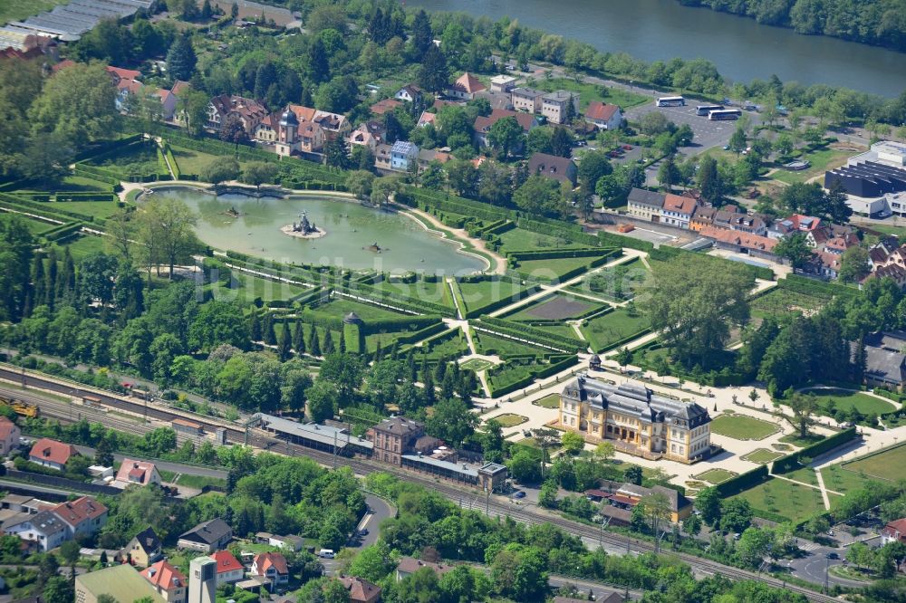 Luftbild Veitshöchheim - Gebäude und Rokokogarten- Parkanlagen des Schloß in Veitshöchheim im Bundesland Bayern