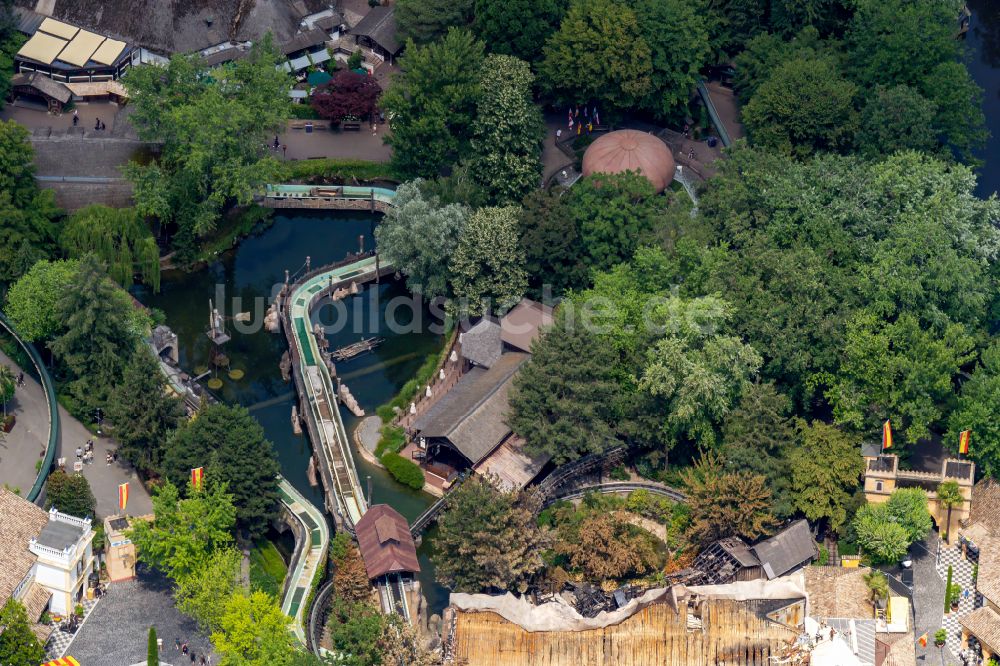 Rust von oben - Gebäude- Ruine des abgebrannten Bauwerkes Themenwelt Yomi-Zauberwelt der Diamanten in Rust im Bundesland Baden-Württemberg, Deutschland