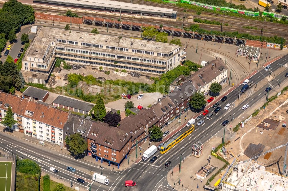 Essen aus der Vogelperspektive: Gebäude- Ruine des leerstehenden Bauwerkes am Altenessener Bahnhof in Essen im Bundesland Nordrhein-Westfalen, Deutschland