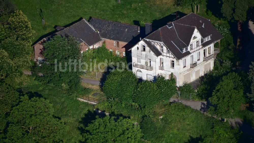 Königswinter von oben - Gebäude- Ruine des leerstehenden Bauwerkes Burghof in Königswinter im Bundesland Nordrhein-Westfalen, Deutschland