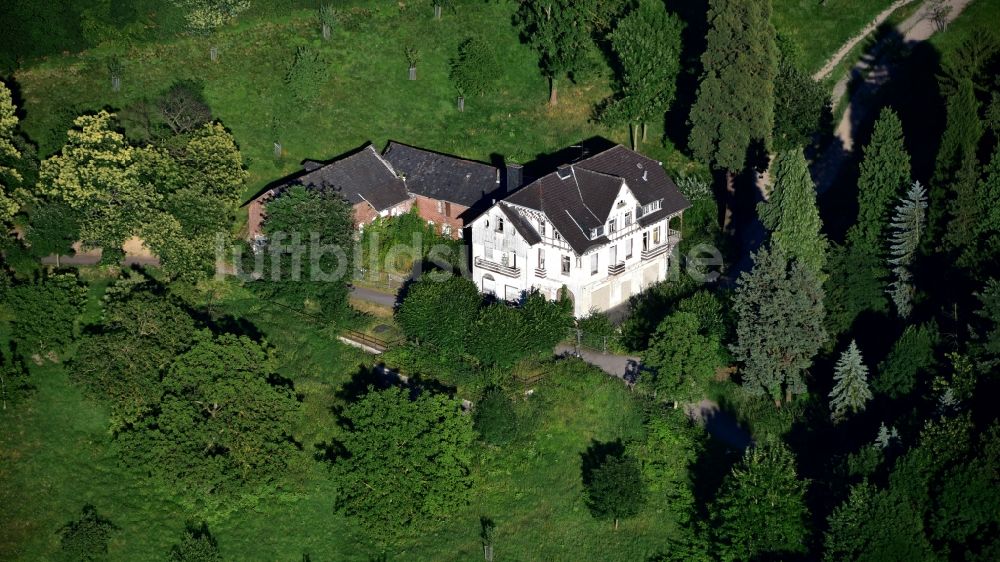 Königswinter aus der Vogelperspektive: Gebäude- Ruine des leerstehenden Bauwerkes Burghof in Königswinter im Bundesland Nordrhein-Westfalen, Deutschland