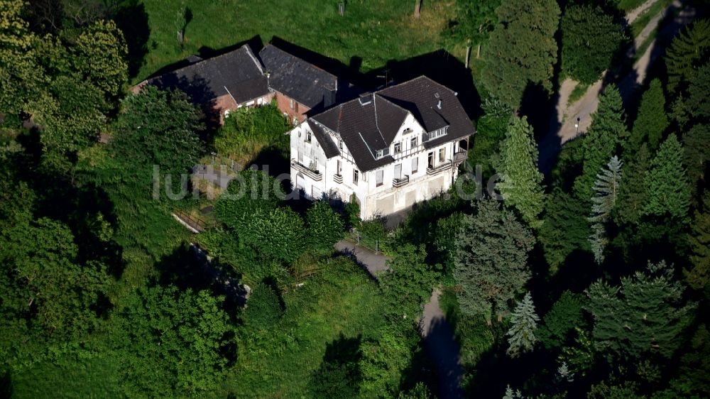 Luftbild Königswinter - Gebäude- Ruine des leerstehenden Bauwerkes Burghof in Königswinter im Bundesland Nordrhein-Westfalen, Deutschland