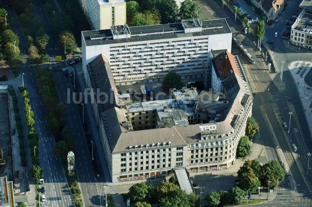 Luftaufnahme Leipzig - Gebäude- Ruine des leerstehenden Bauwerkes des ehemaligen Hotel Astoria an der Kurt-Schumacher-Straße - Willy-Brandt-Platz - Gerberstraße in Leipzig im Bundesland Sachsen, Deutschland