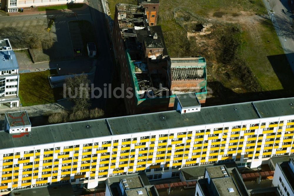 Dessau aus der Vogelperspektive: Gebäude- Ruine des leerstehenden Bauwerkes an der Hobuschgasse im Ortsteil Dessau in Dessau im Bundesland Sachsen-Anhalt, Deutschland