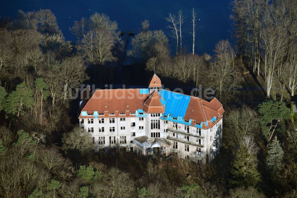 Luftbild Schwerin - Gebäude- Ruine des leerstehenden Bauwerkes Kurhotel Zippendorf in Schwerin im Bundesland Mecklenburg-Vorpommern, Deutschland