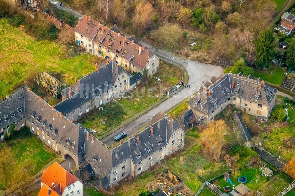 Luftaufnahme Gladbeck - Gebäude- Ruine des leerstehenden Bauwerkes der Schrottimmobilie Erlenkrug in Gladbeck im Bundesland Nordrhein-Westfalen, Deutschland