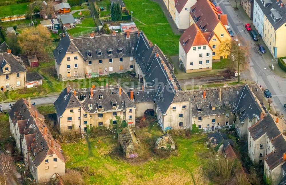 Gladbeck aus der Vogelperspektive: Gebäude- Ruine des leerstehenden Bauwerkes der Schrottimmobilie Erlenkrug in Gladbeck im Bundesland Nordrhein-Westfalen, Deutschland