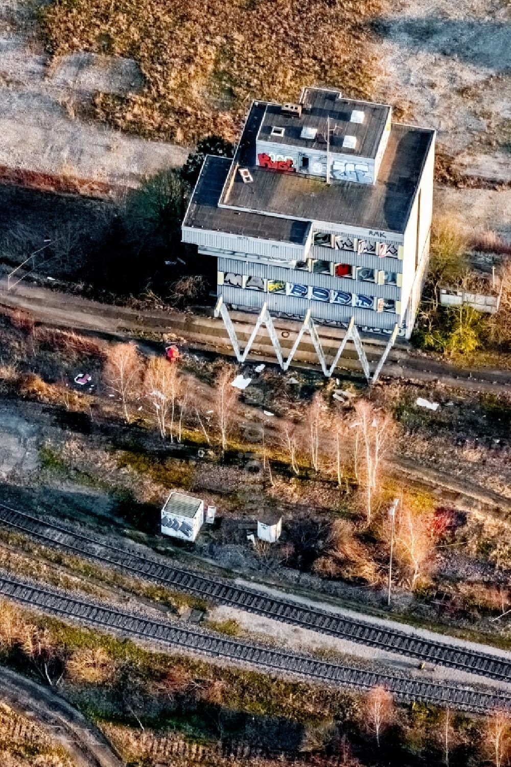 Dortmund von oben - Gebäude- Ruine des leerstehenden Bauwerkes Stellwerksgebäude in Dortmund im Bundesland Nordrhein-Westfalen, Deutschland