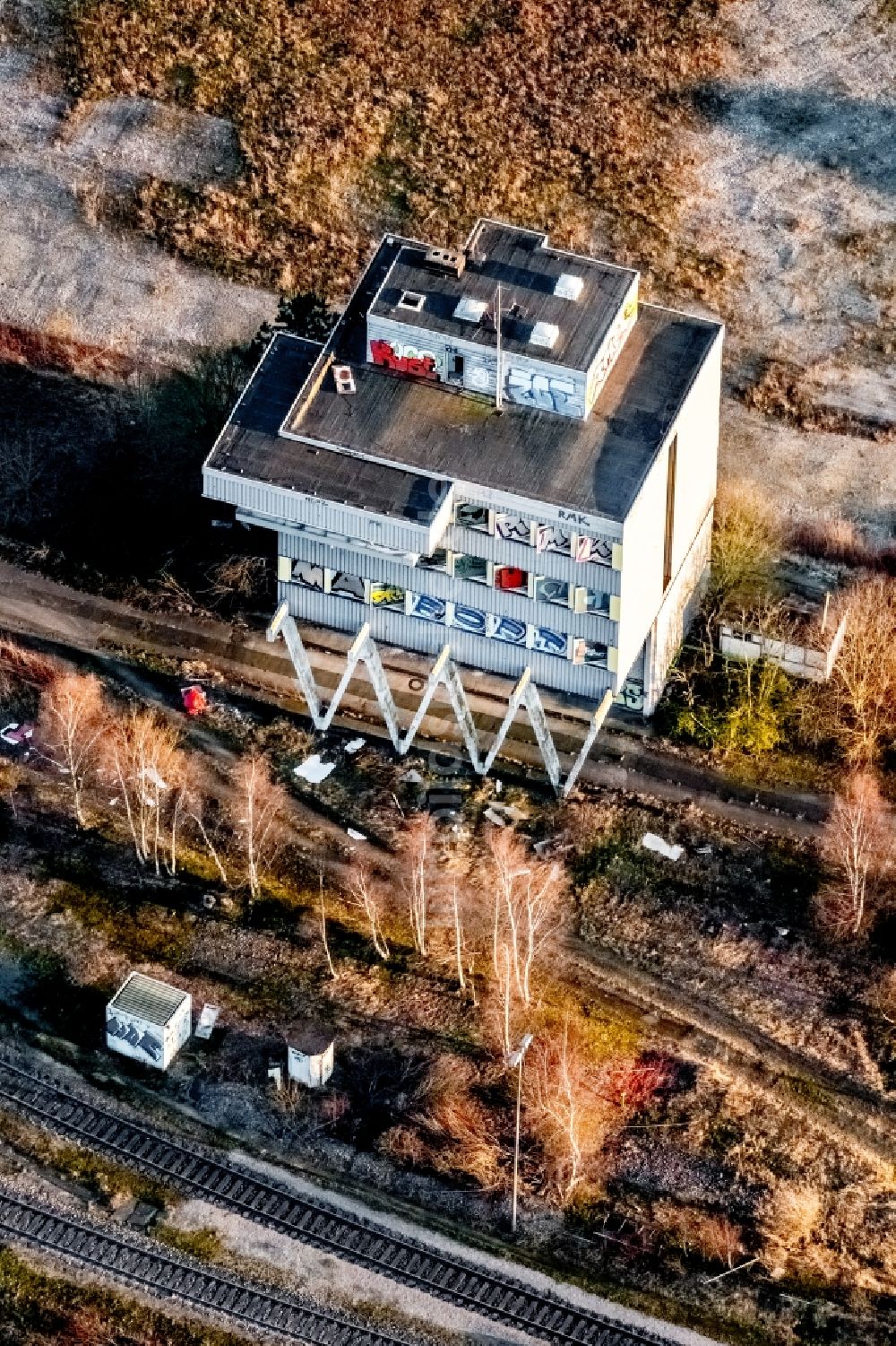 Dortmund aus der Vogelperspektive: Gebäude- Ruine des leerstehenden Bauwerkes Stellwerksgebäude in Dortmund im Bundesland Nordrhein-Westfalen, Deutschland