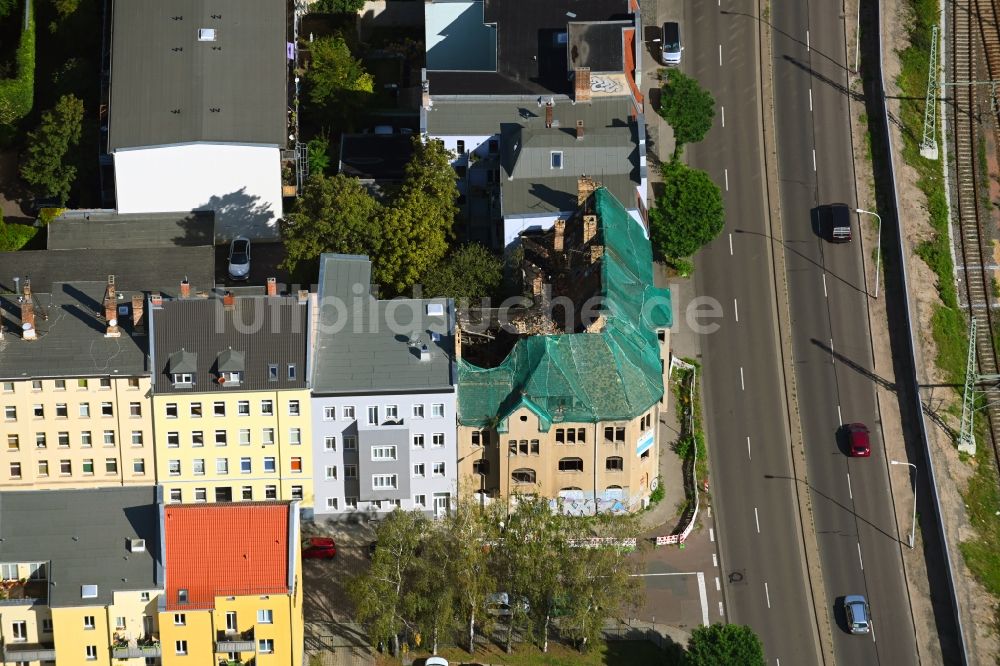 Halle (Saale) aus der Vogelperspektive: Gebäude- Ruine des leerstehenden Bauwerkes Volkmannstraße Ecke Dzondistraße in Halle (Saale) im Bundesland Sachsen-Anhalt, Deutschland