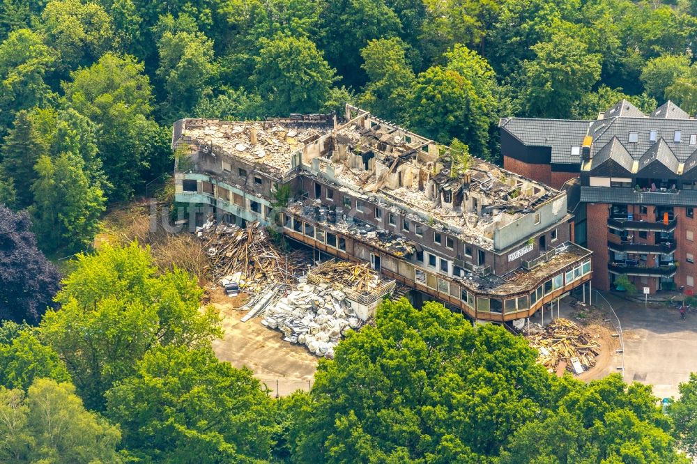 Haltern am See von oben - Gebäude- Ruine des leerstehenden Hotel Seestern in Haltern am See im Bundesland Nordrhein-Westfalen, Deutschland