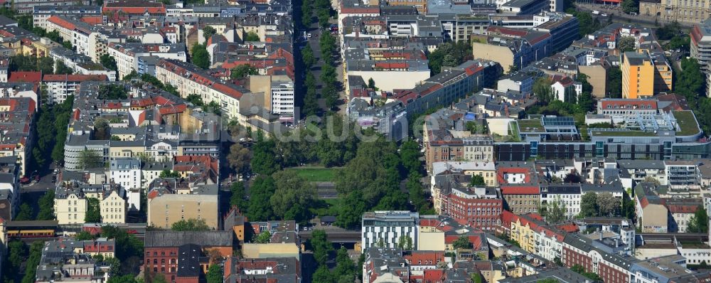 Luftbild Berlin - Gebäude am Savignyplatz an der Kantstraße im Stadtteil Charlottenburg in Berlin