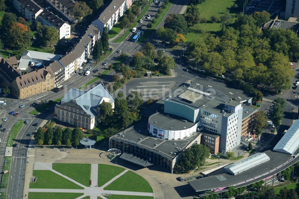 Kassel von oben - Gebäude des Schauspielhauses Staatstheater am Friedrichsplatz in der Innenstadt von Kassel im Bundesland Hessen