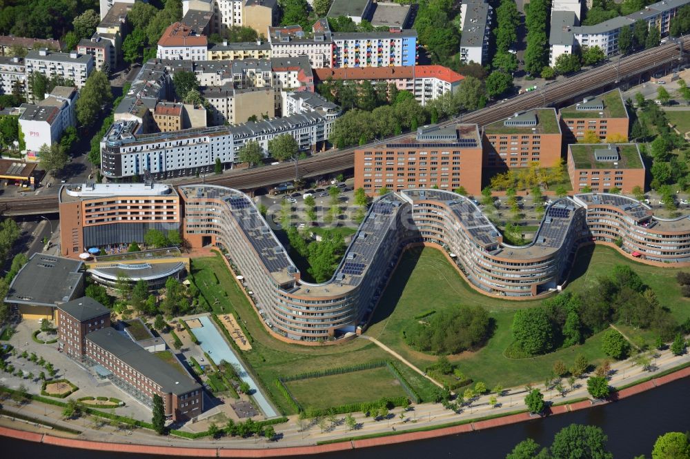 Berlin Moabit aus der Vogelperspektive: Gebäude des schlangenförmiges Wohnhaus / residential house Moabiter Werder in Berlin