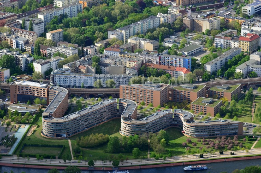 Berlin von oben - Gebäude des schlangenförmiges Wohnhaus / residential house Moabiter Werder in Berlin