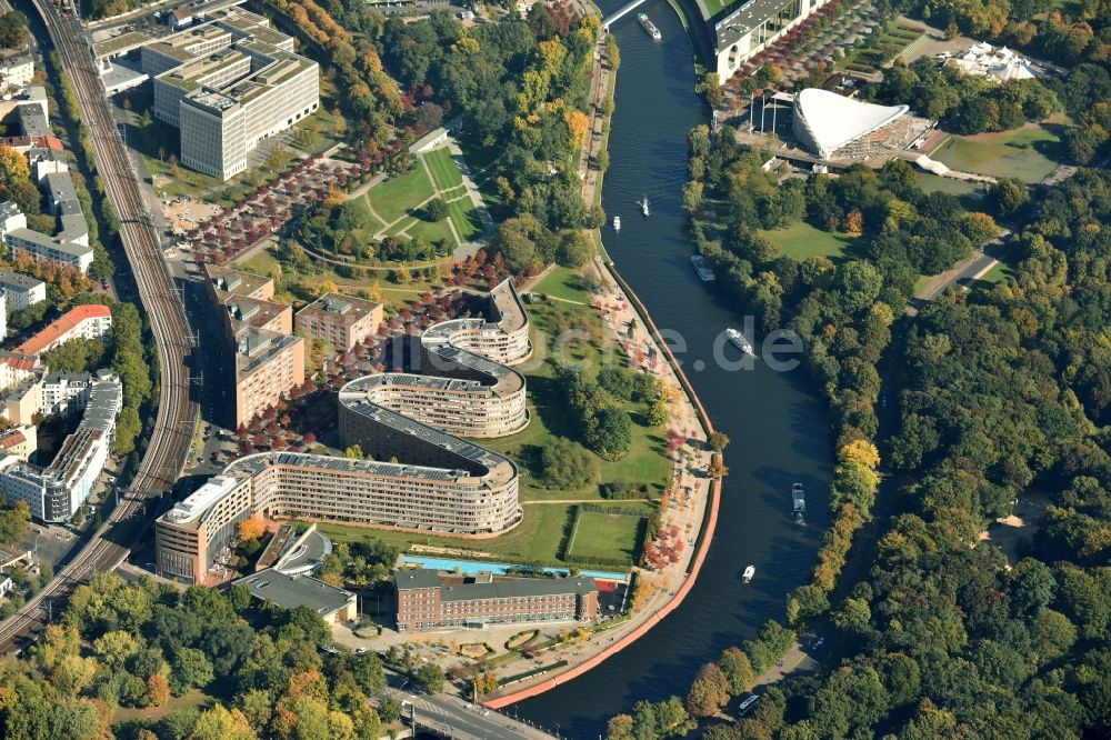 Berlin von oben - Gebäude des schlangenförmiges Wohnhaus / residential house Moabiter Werder in Berlin