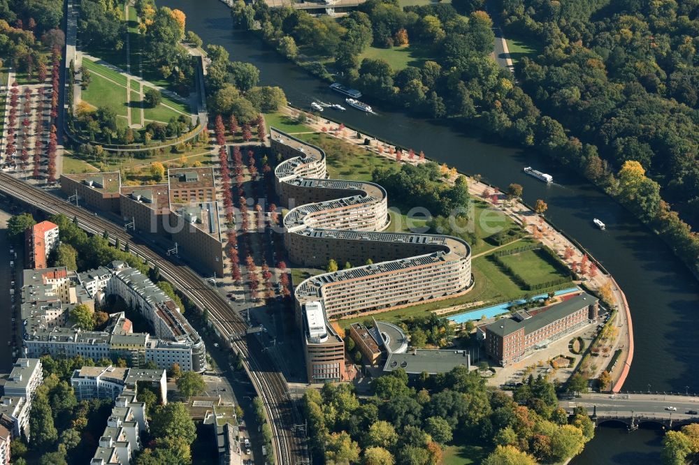 Berlin aus der Vogelperspektive: Gebäude des schlangenförmiges Wohnhaus / residential house Moabiter Werder in Berlin