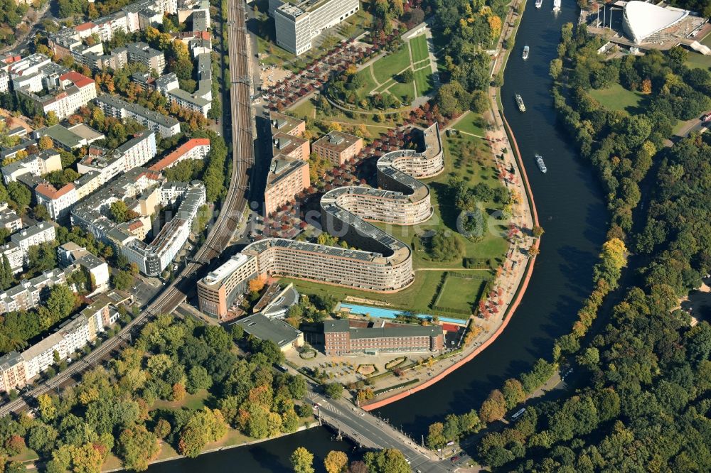 Luftaufnahme Berlin - Gebäude des schlangenförmiges Wohnhaus / residential house Moabiter Werder in Berlin