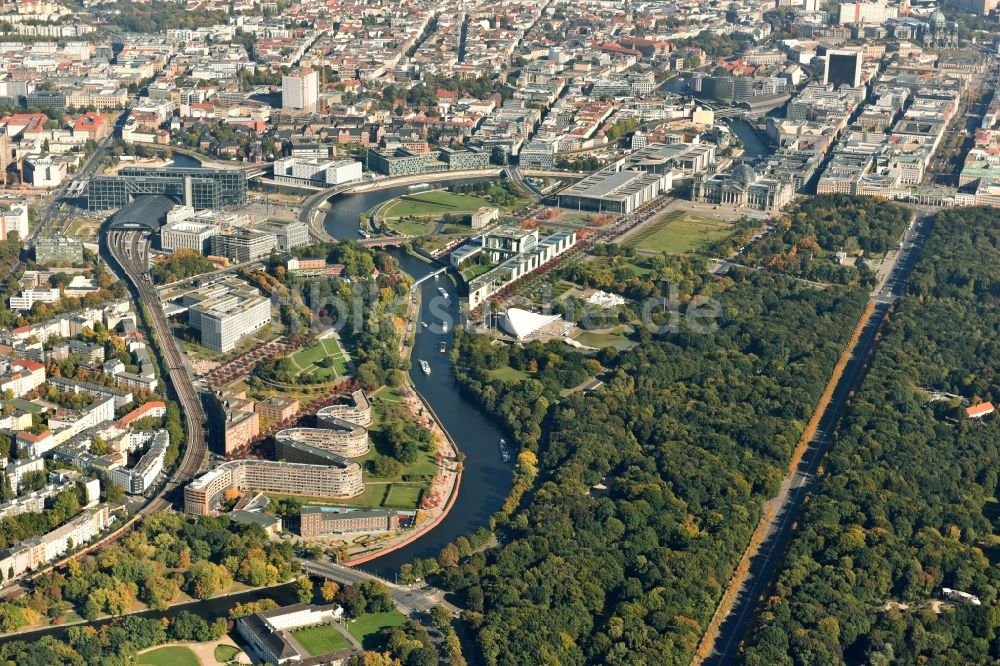 Luftbild Berlin - Gebäude des schlangenförmiges Wohnhaus / residential house Moabiter Werder in Berlin