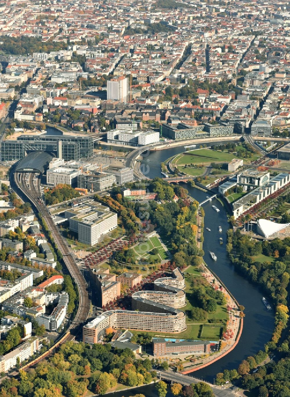 Luftaufnahme Berlin - Gebäude des schlangenförmiges Wohnhaus / residential house Moabiter Werder in Berlin