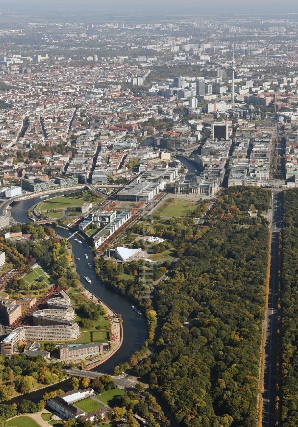 Berlin von oben - Gebäude des schlangenförmiges Wohnhaus / residential house Moabiter Werder in Berlin