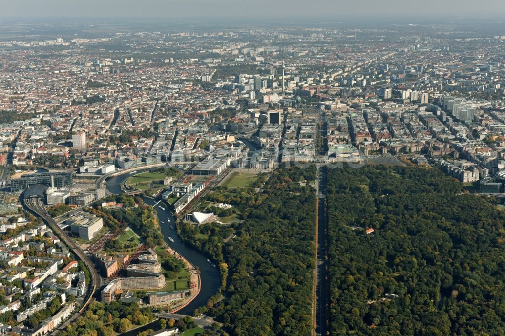 Berlin aus der Vogelperspektive: Gebäude des schlangenförmiges Wohnhaus / residential house Moabiter Werder in Berlin