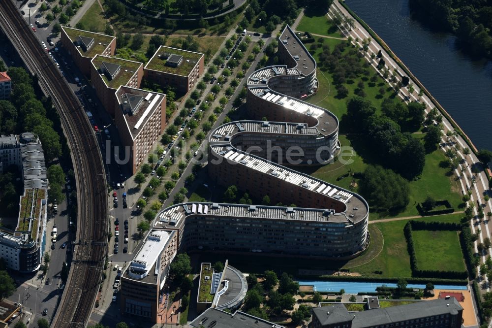 Berlin aus der Vogelperspektive: Gebäude des schlangenförmiges Wohnhaus / residential house Moabiter Werder in Berlin