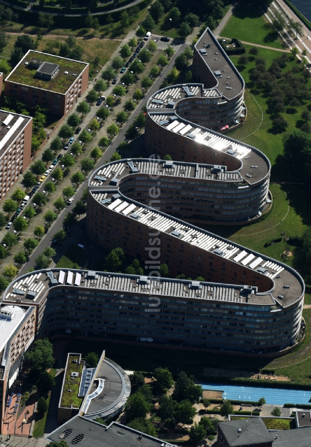 Luftbild Berlin - Gebäude des schlangenförmiges Wohnhaus / residential house Moabiter Werder in Berlin